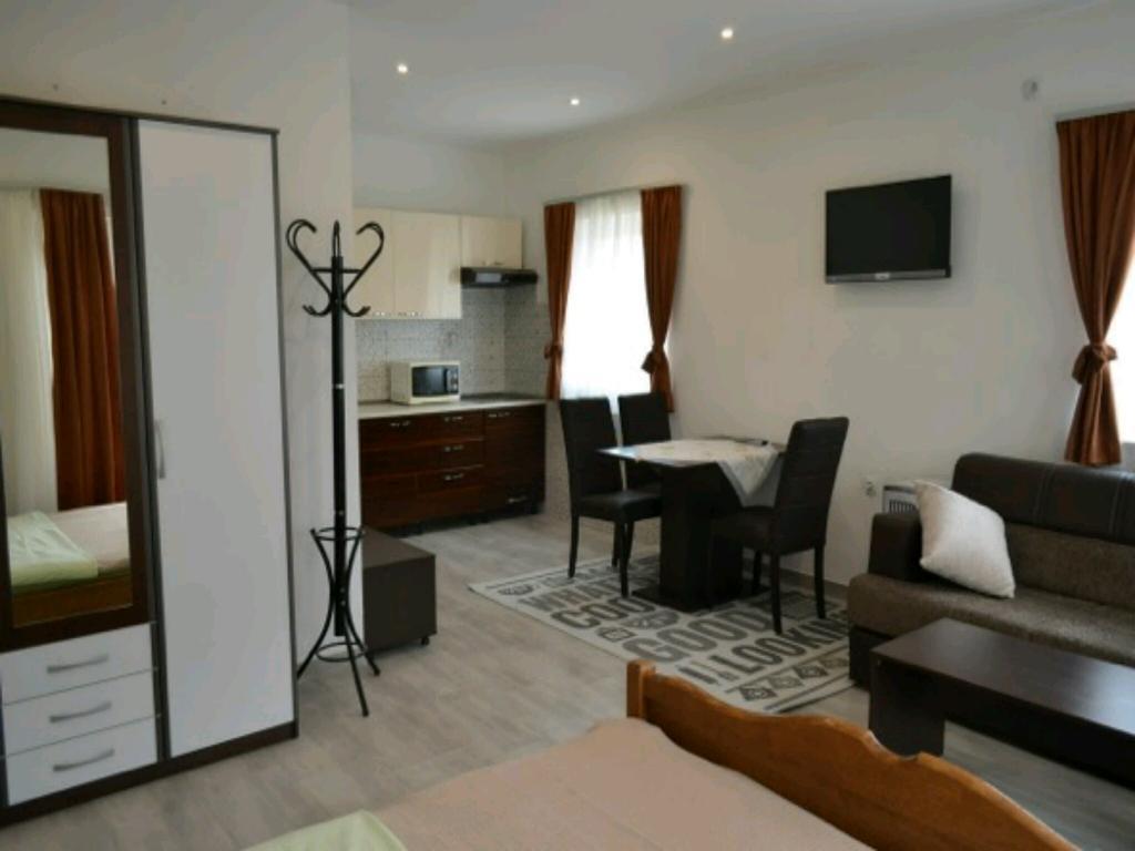 Guest House First Stop Rakovica Bagian luar foto